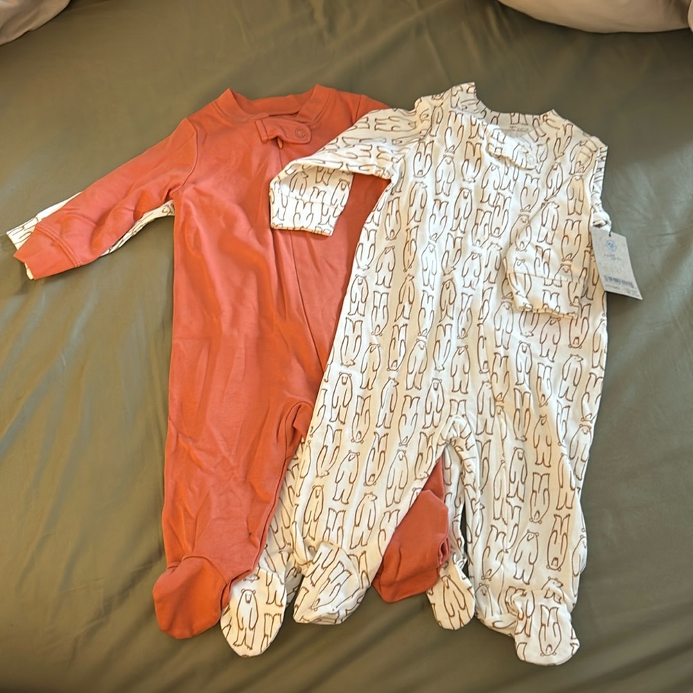 Amazon Essentials Unisex Babies' Cotton Footed Sleep and Play Bodysuit, Pack 3